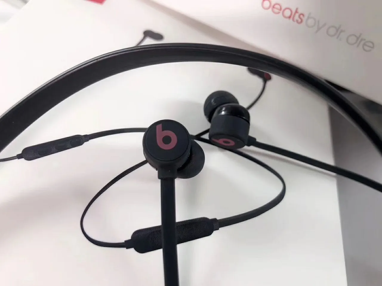 Beats X সাদা লাল গলা ব্যান্ড ডিজাইন নমনীয় তার স্পোর্টস ইয়ারফোন 8