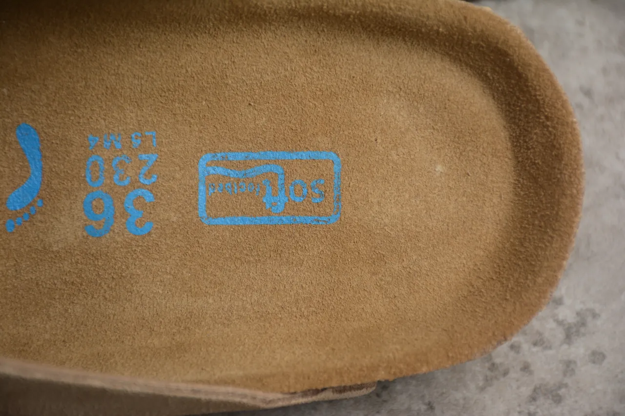 Birkenstock Arizona बेज सूड एक पट्टा लकड़ी का जूता 3