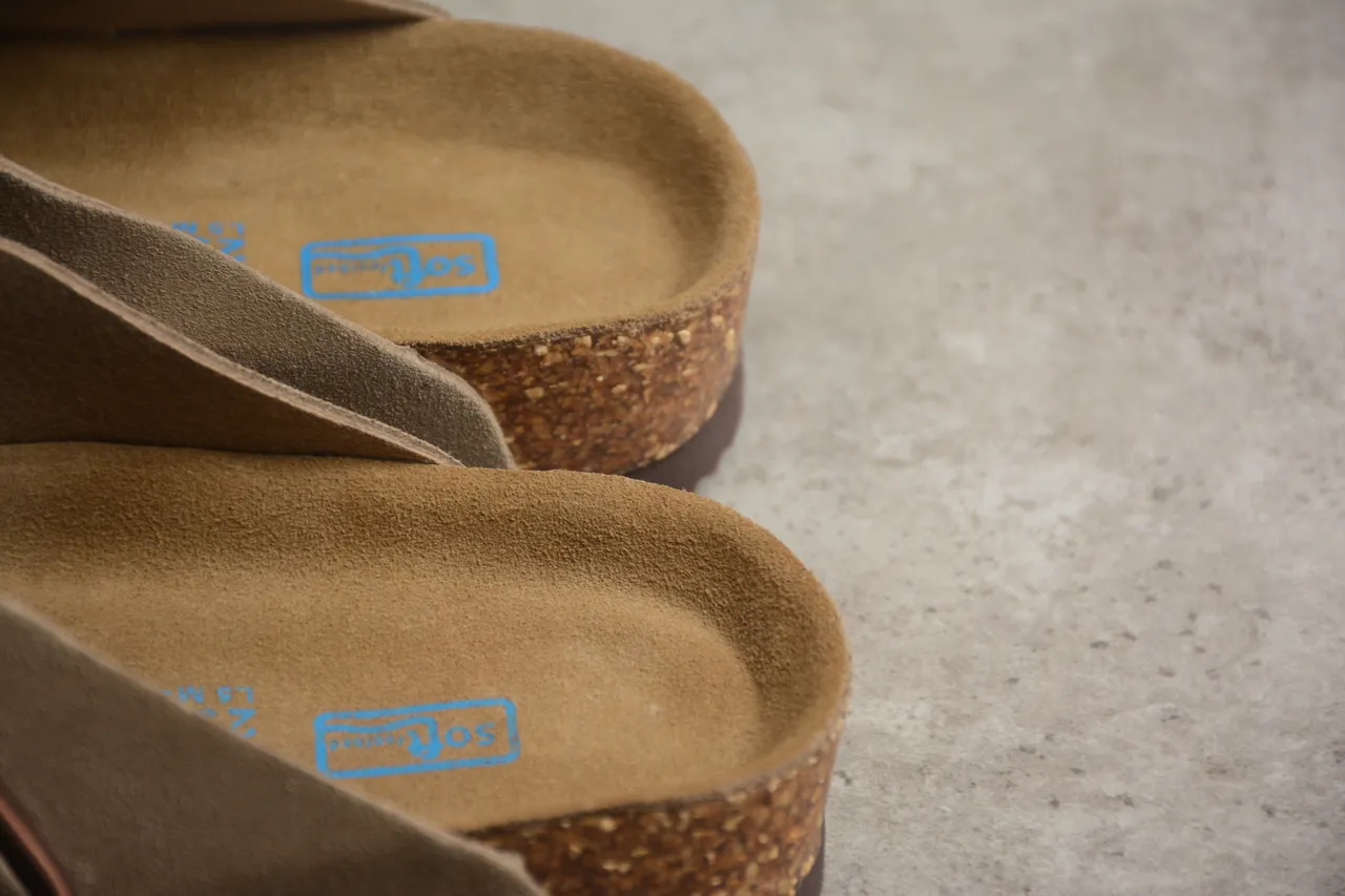 Birkenstock Arizona बेज सूड एक पट्टा लकड़ी का जूता 5
