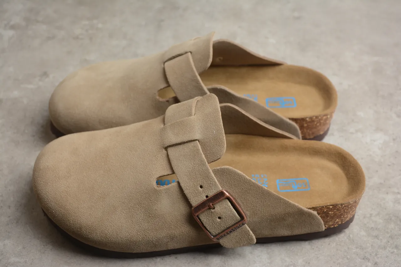 Birkenstock Arizona बेज सूड एक पट्टा लकड़ी का जूता 8
