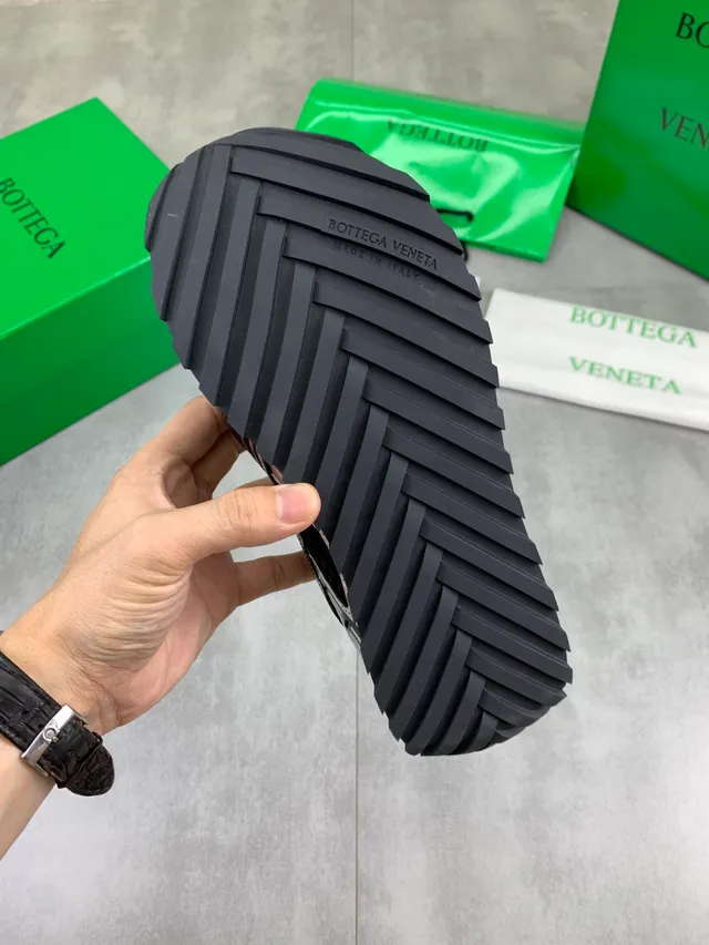 Bottega Veneta سنيكرز أسود وفضي شبيكة معدنية أسلوب حياة 3