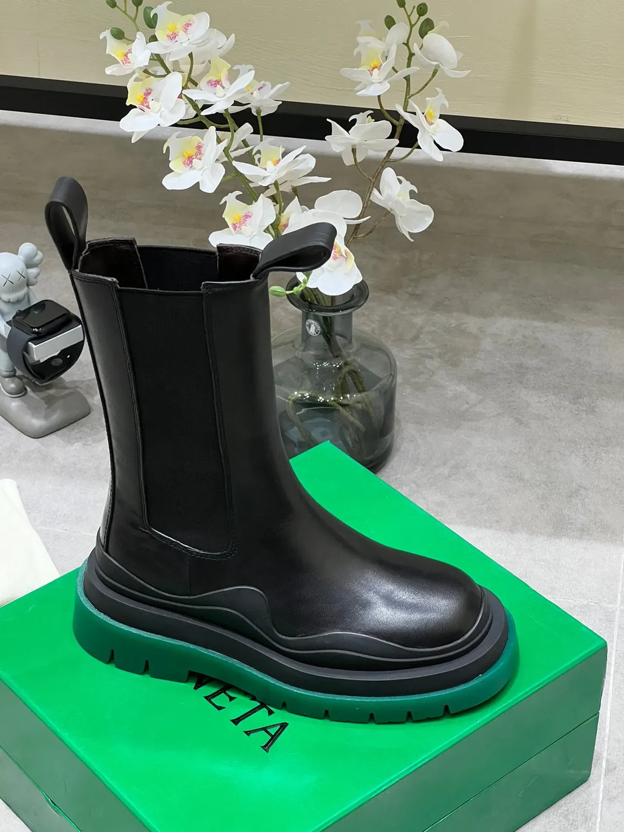 Bottega Veneta Bottes de cheville en cuir lisse noir vert avec élastiques sur les côtés 2