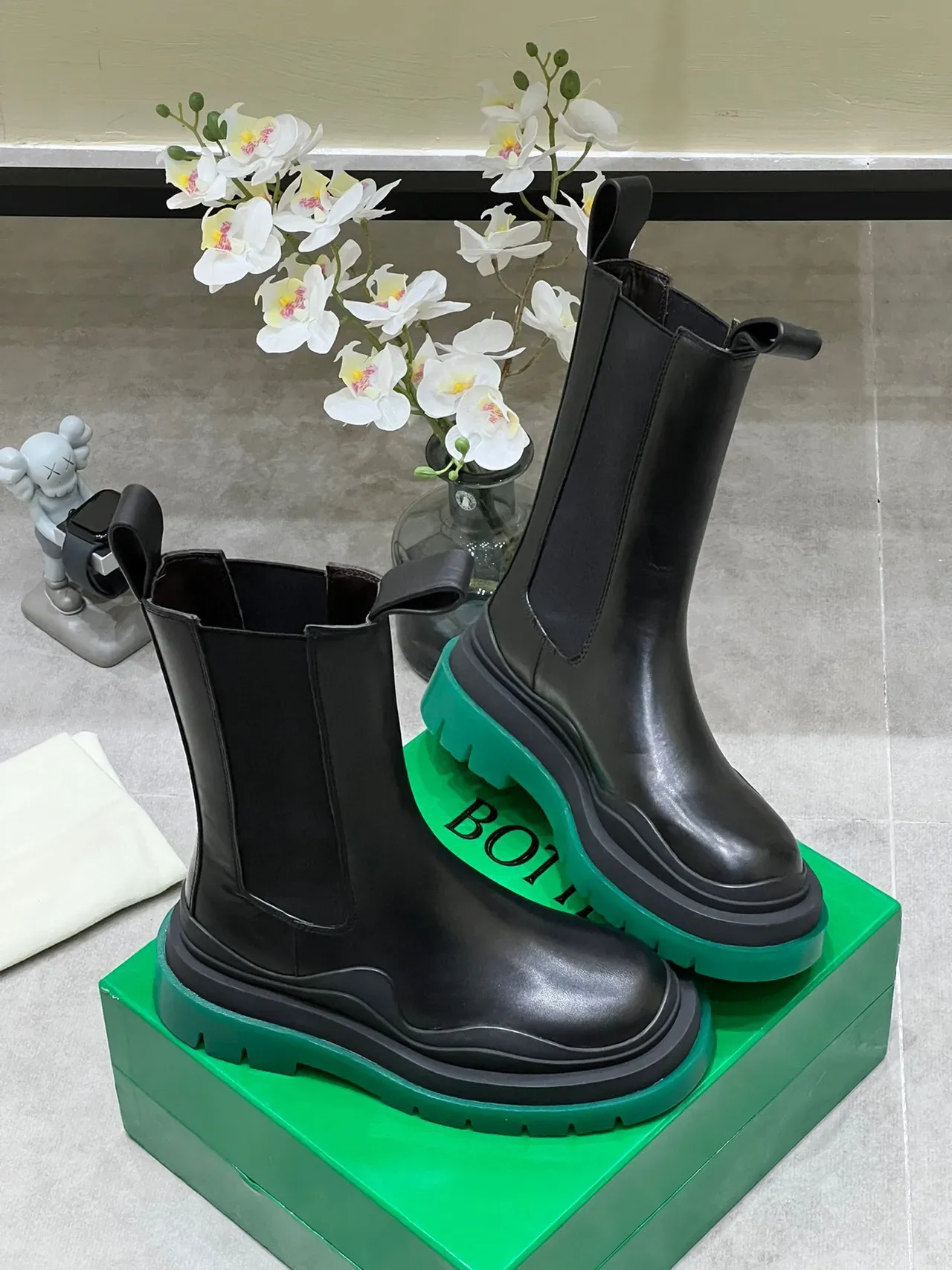 Bottega Veneta Bottes de cheville en cuir lisse noir vert avec élastiques sur les côtés 3