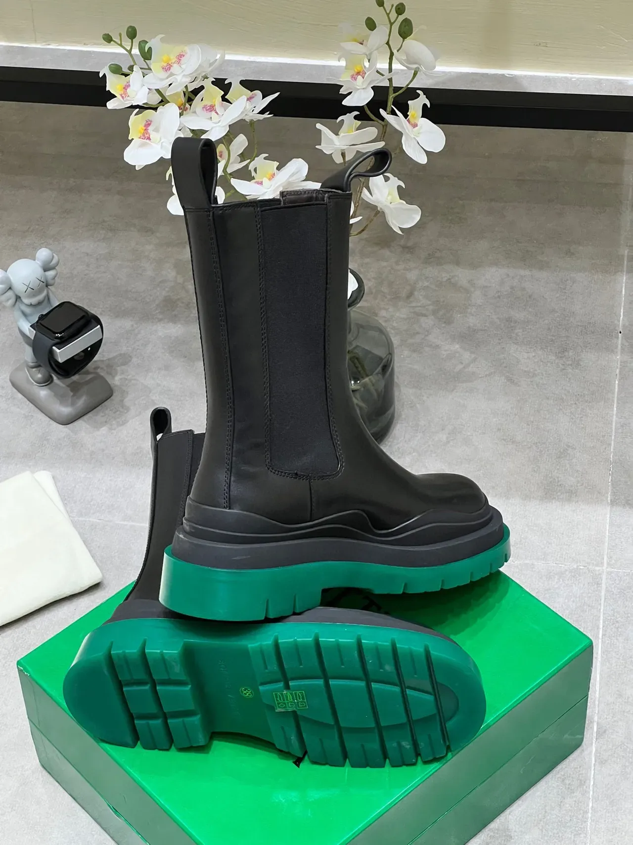 Bottega Veneta Bottes de cheville en cuir lisse noir vert avec élastiques sur les côtés 4