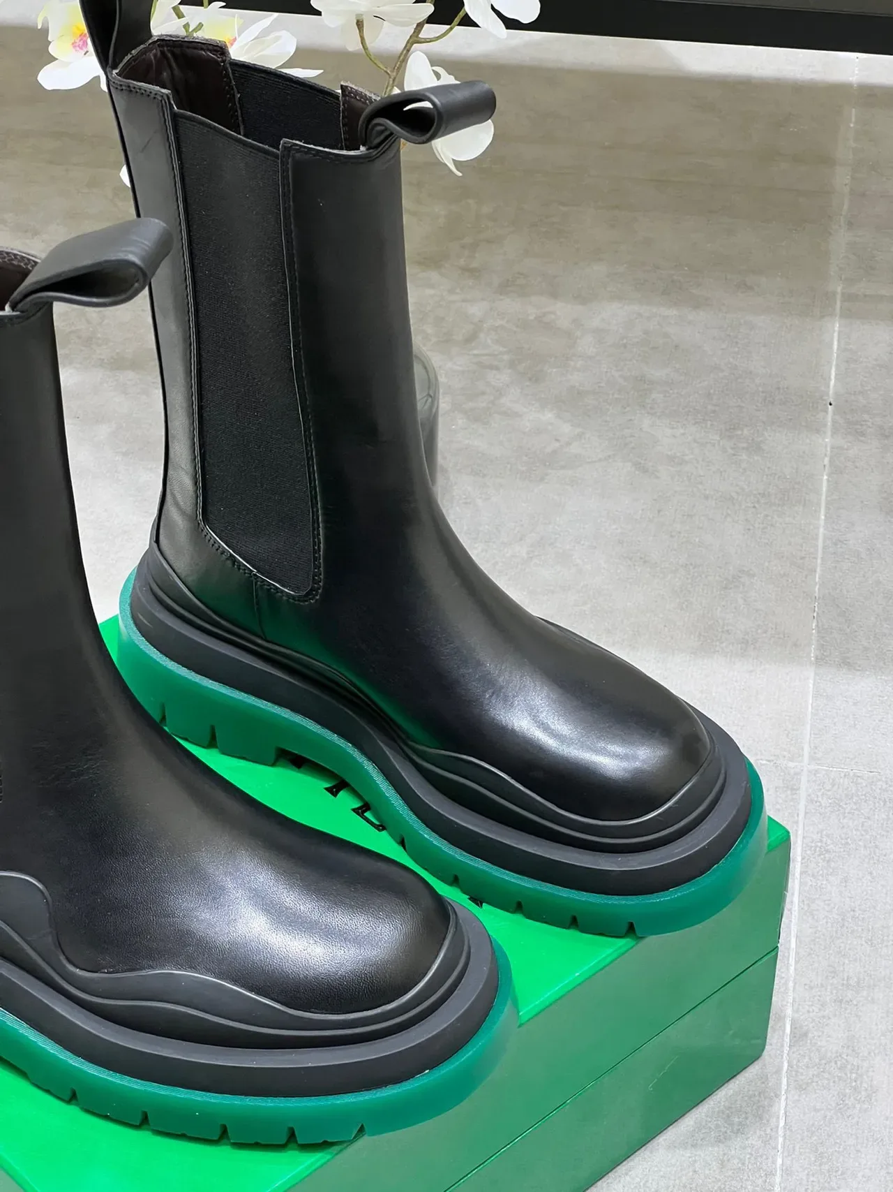 Bottega Veneta Bottes de cheville en cuir lisse noir vert avec élastiques sur les côtés 5