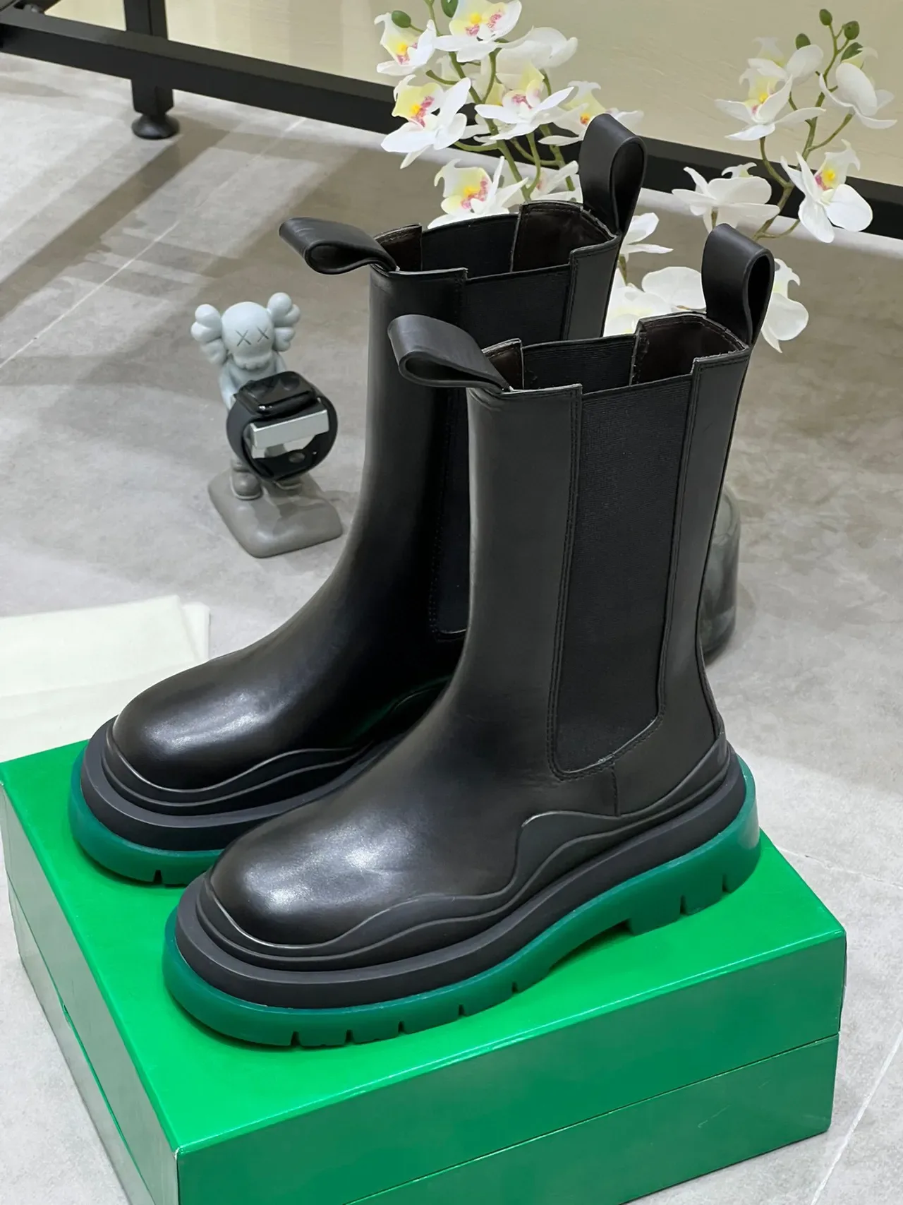 Bottega Veneta Bottes de cheville en cuir lisse noir vert avec élastiques sur les côtés 6