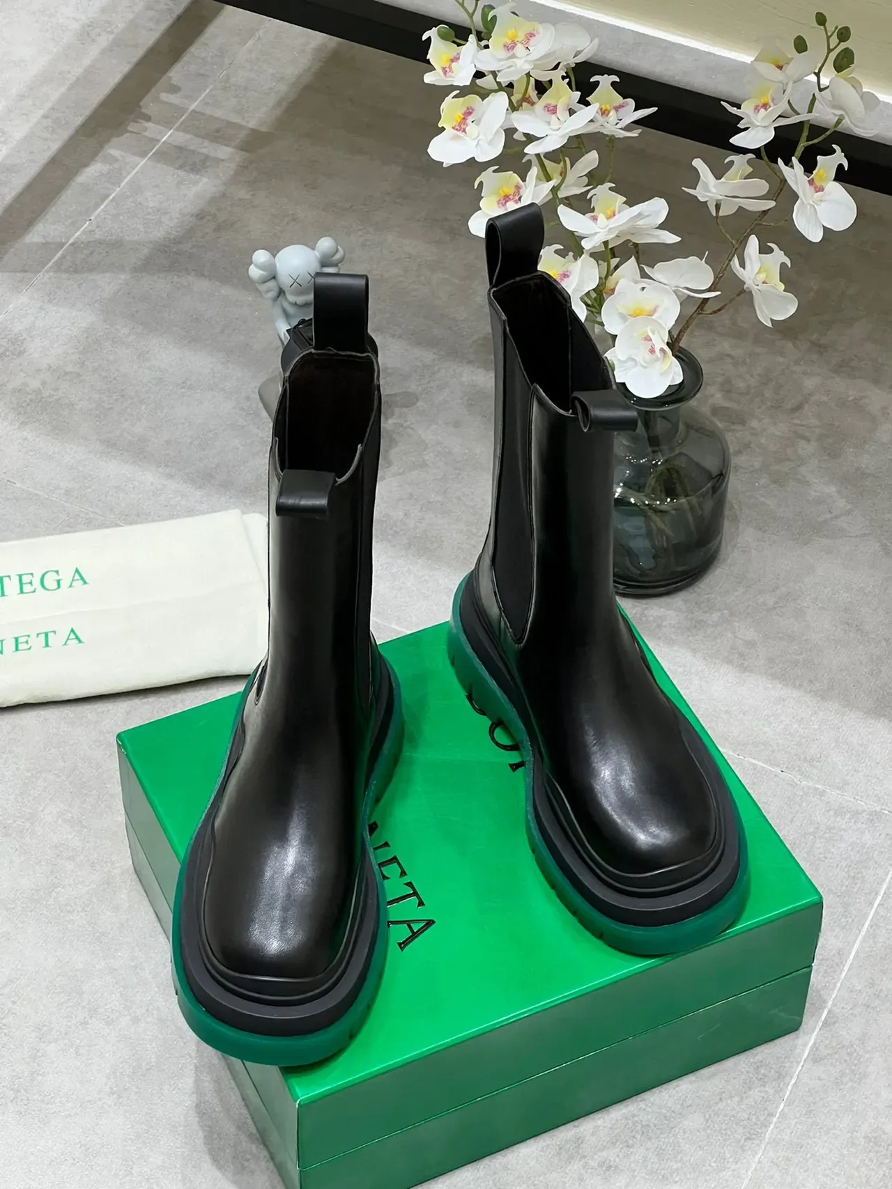 Bottega Veneta Bottes de cheville en cuir lisse noir vert avec élastiques sur les côtés 7