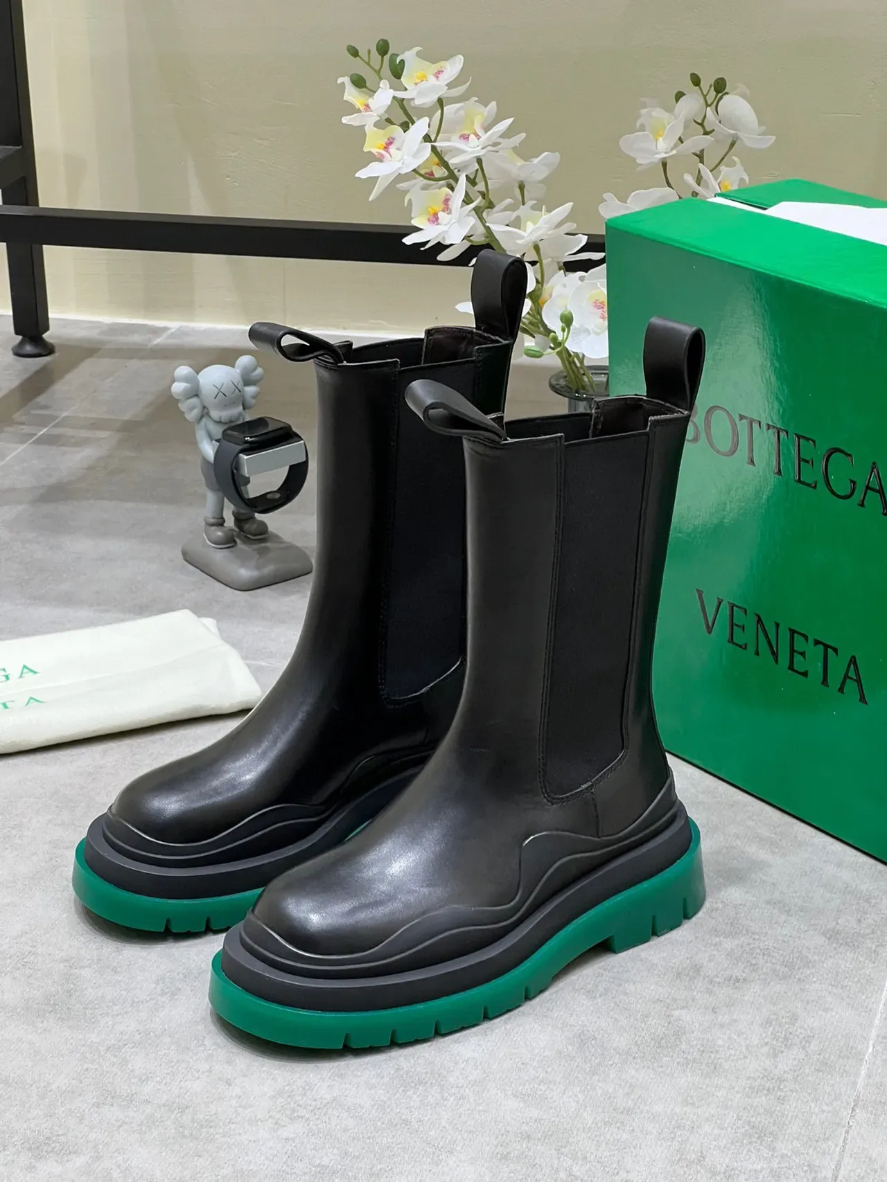 Bottega Veneta Bottes de cheville en cuir lisse noir vert avec élastiques sur les côtés 8