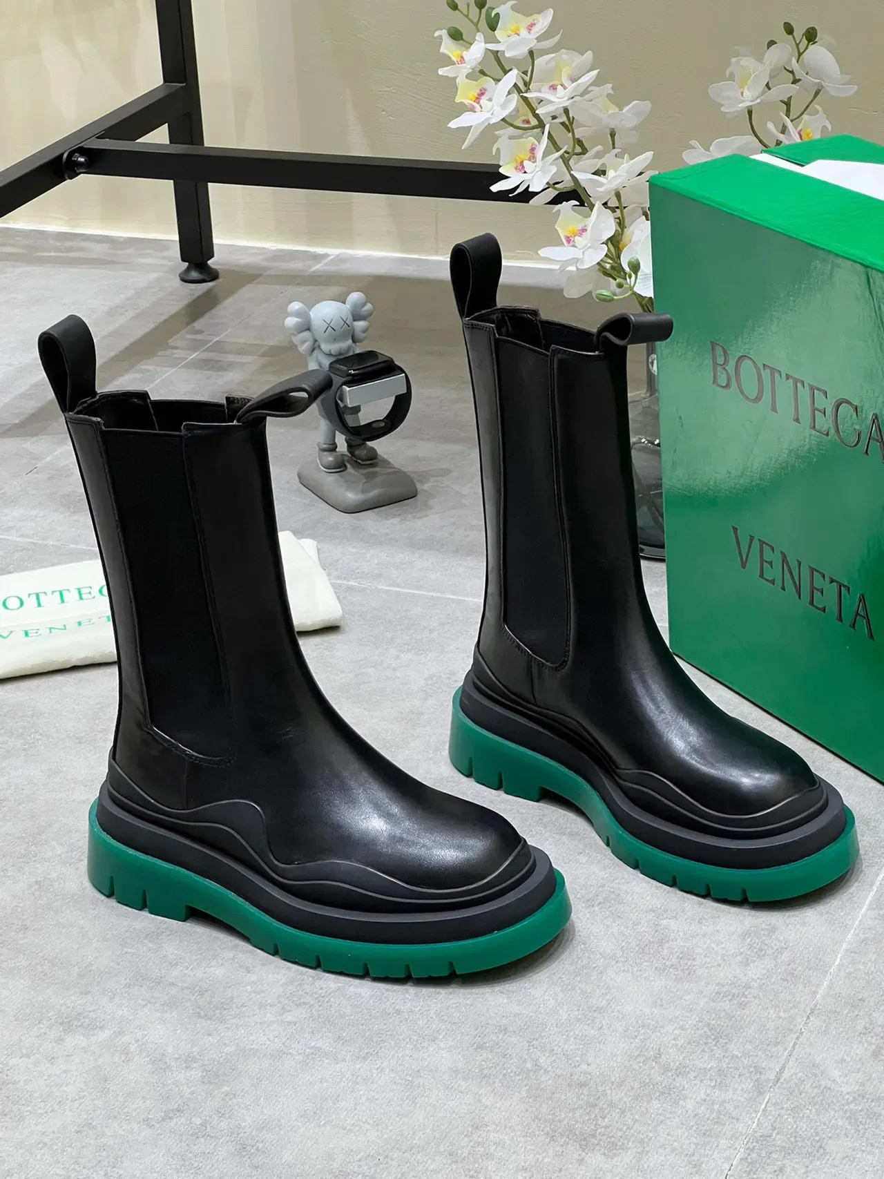 Bottega Veneta Bottes de cheville en cuir lisse noir vert avec élastiques sur les côtés 9