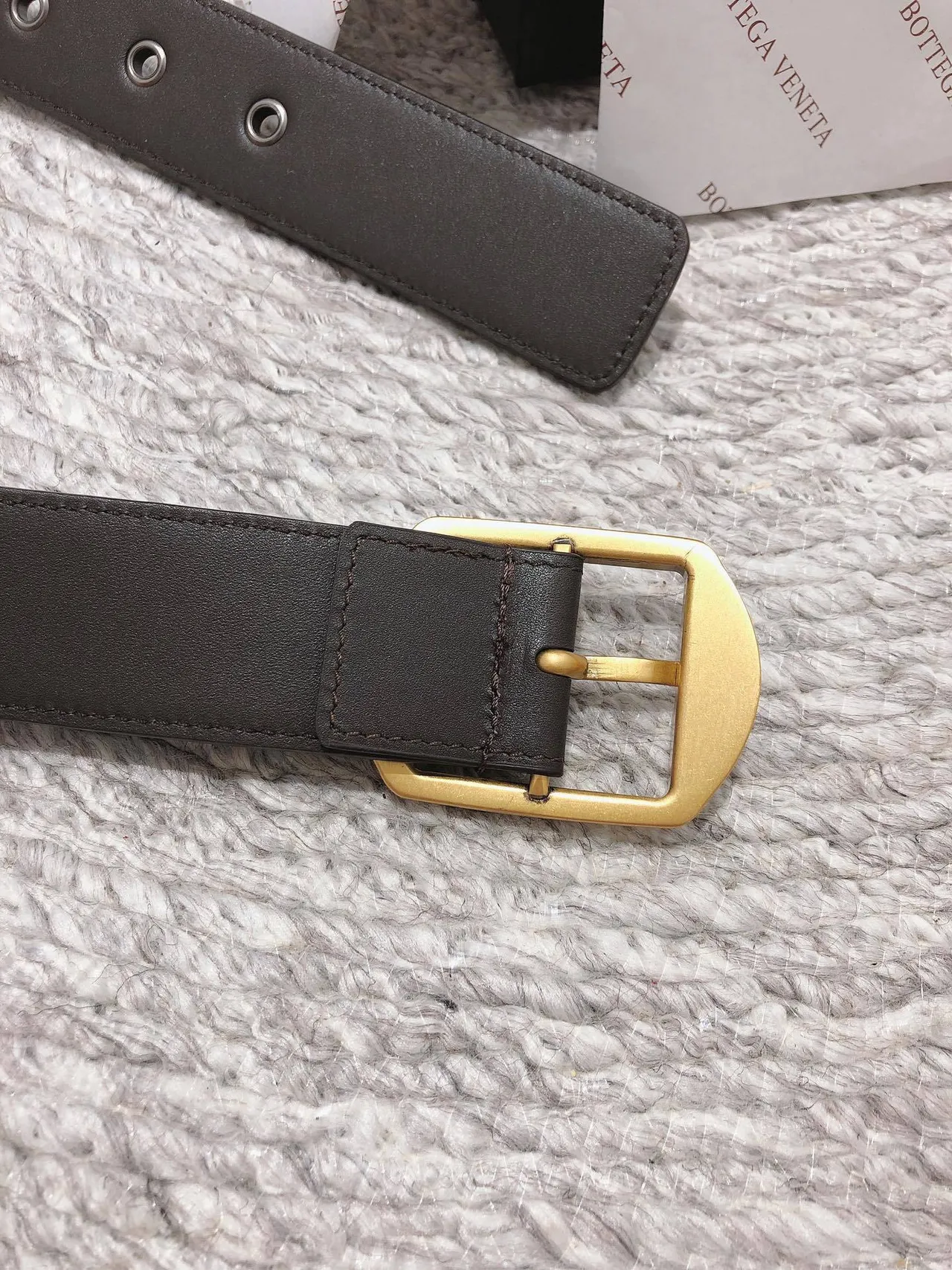 Bottega Veneta Cinto de Couro Marrom Dourado Intrecciato Tecido Retangular com Fivela 3