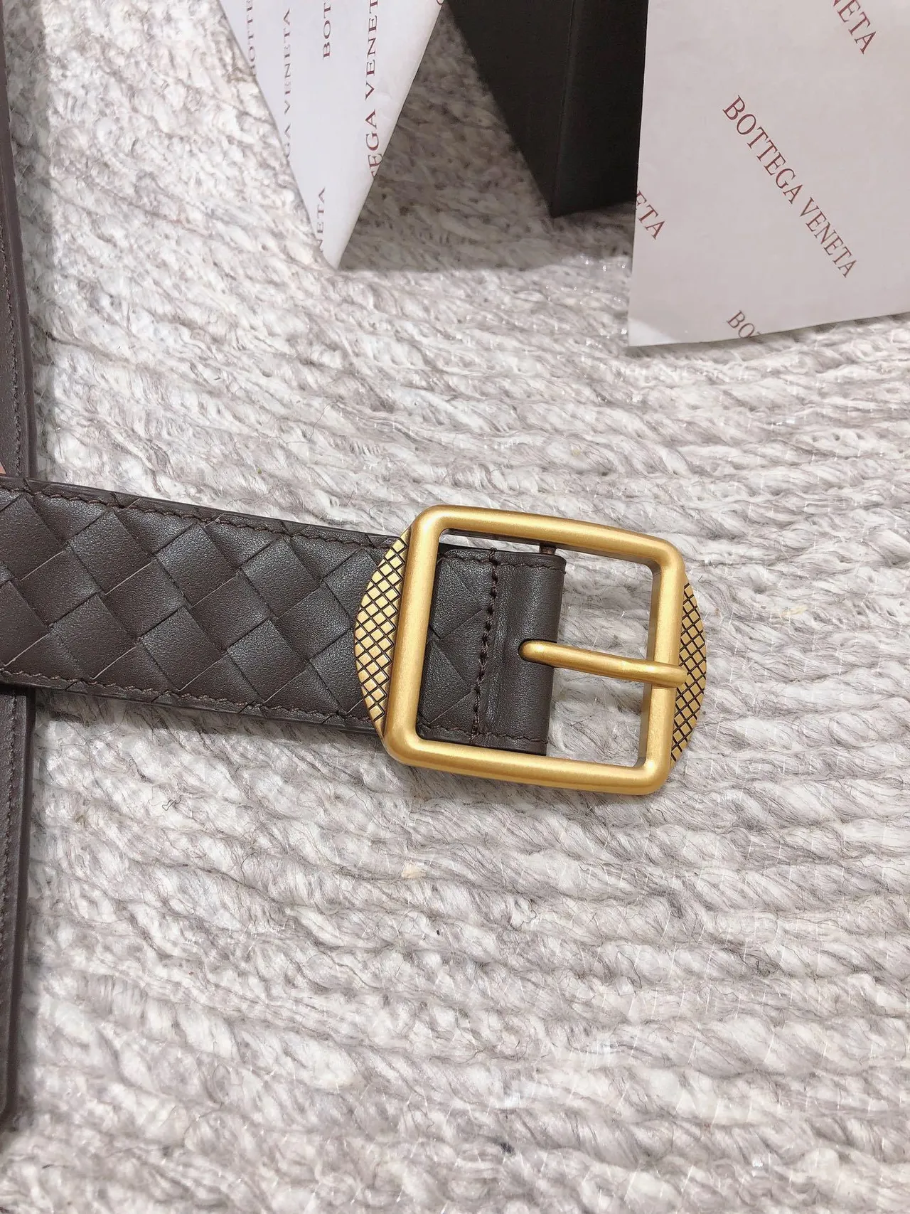 Bottega Veneta Cinto de Couro Marrom Dourado Intrecciato Tecido Retangular com Fivela 4