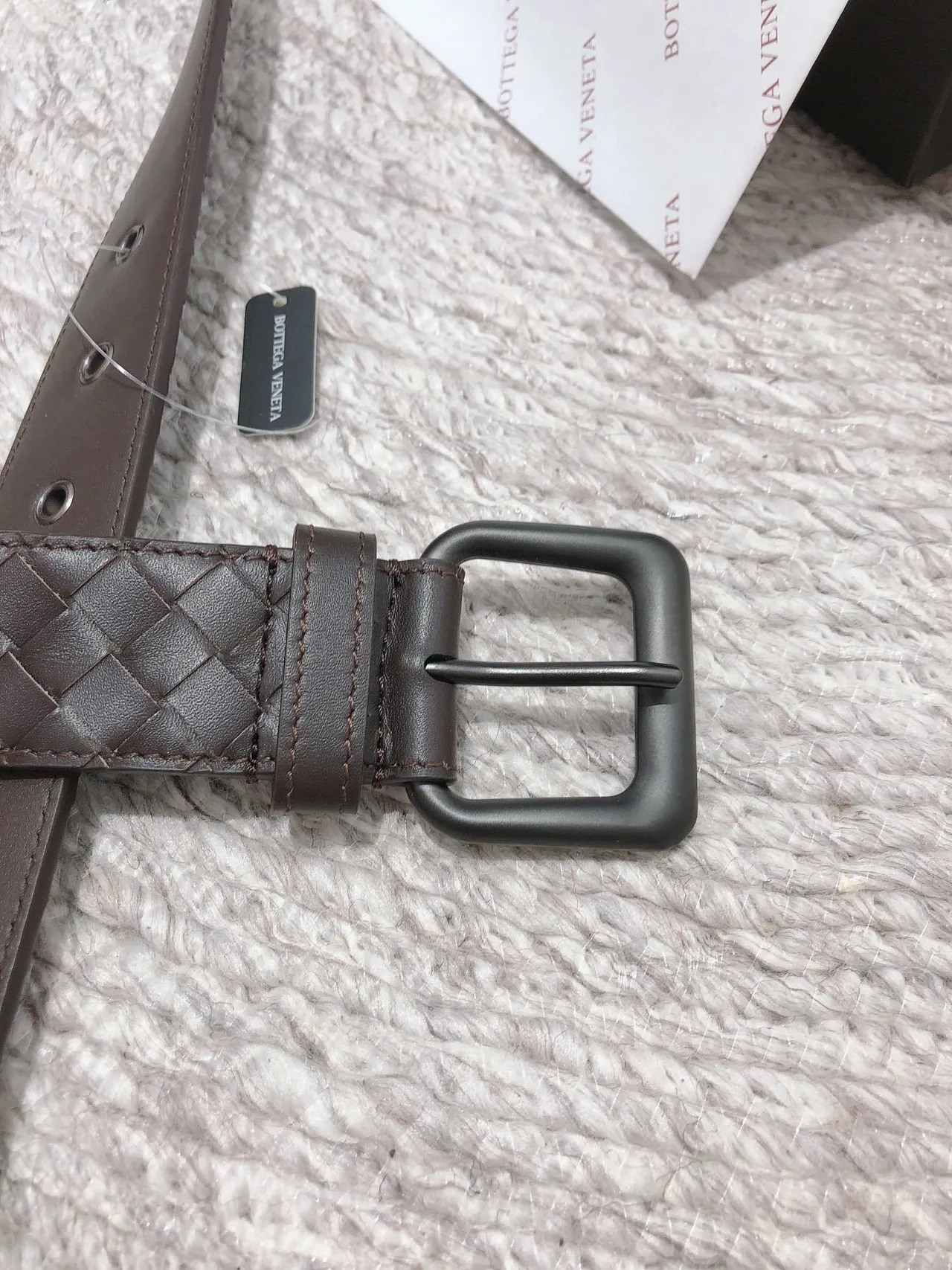 Bottega Veneta Cassette courroie en cuir marron tissée 4
