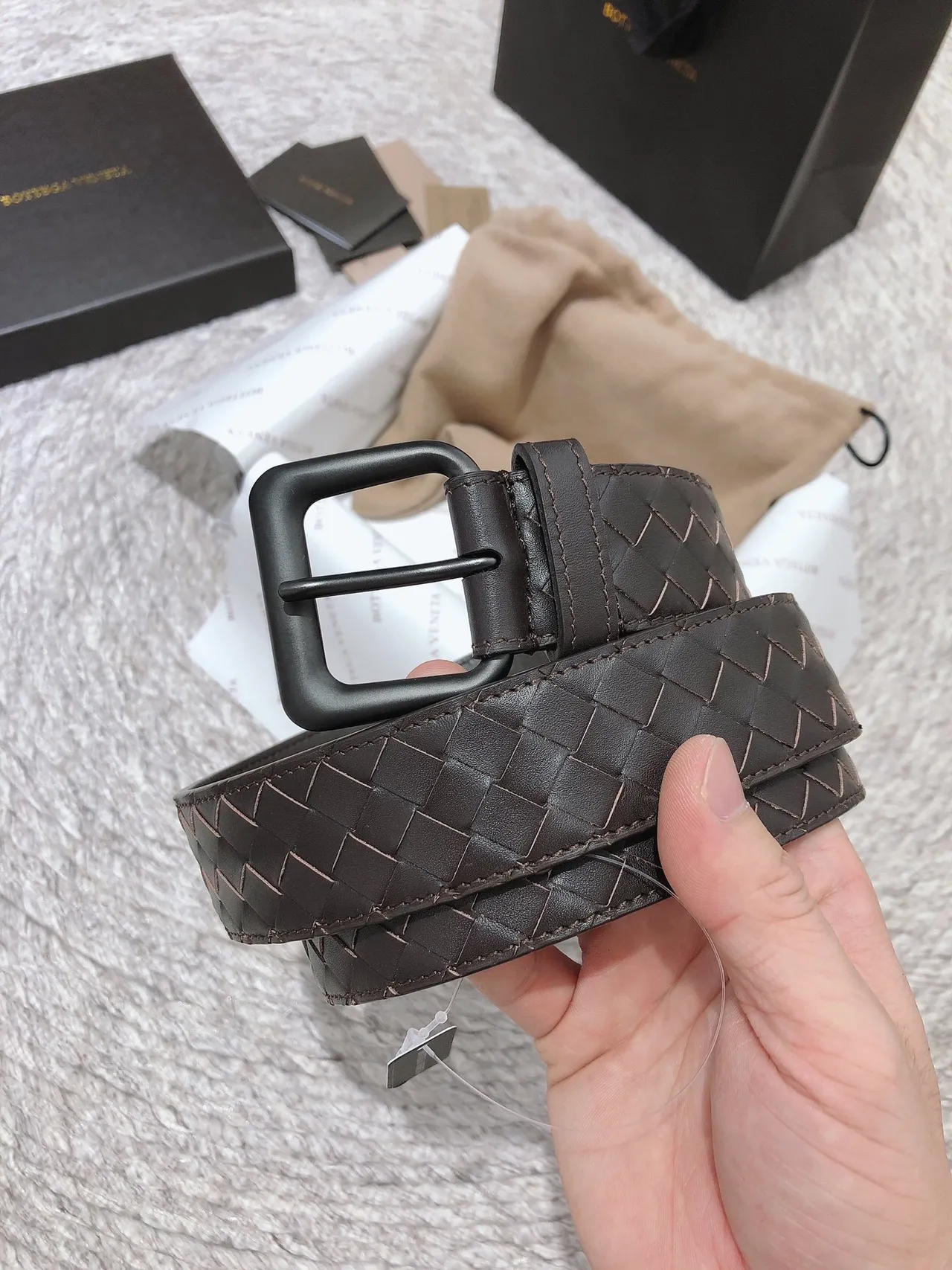 Bottega Veneta Cassette courroie en cuir marron tissée 6