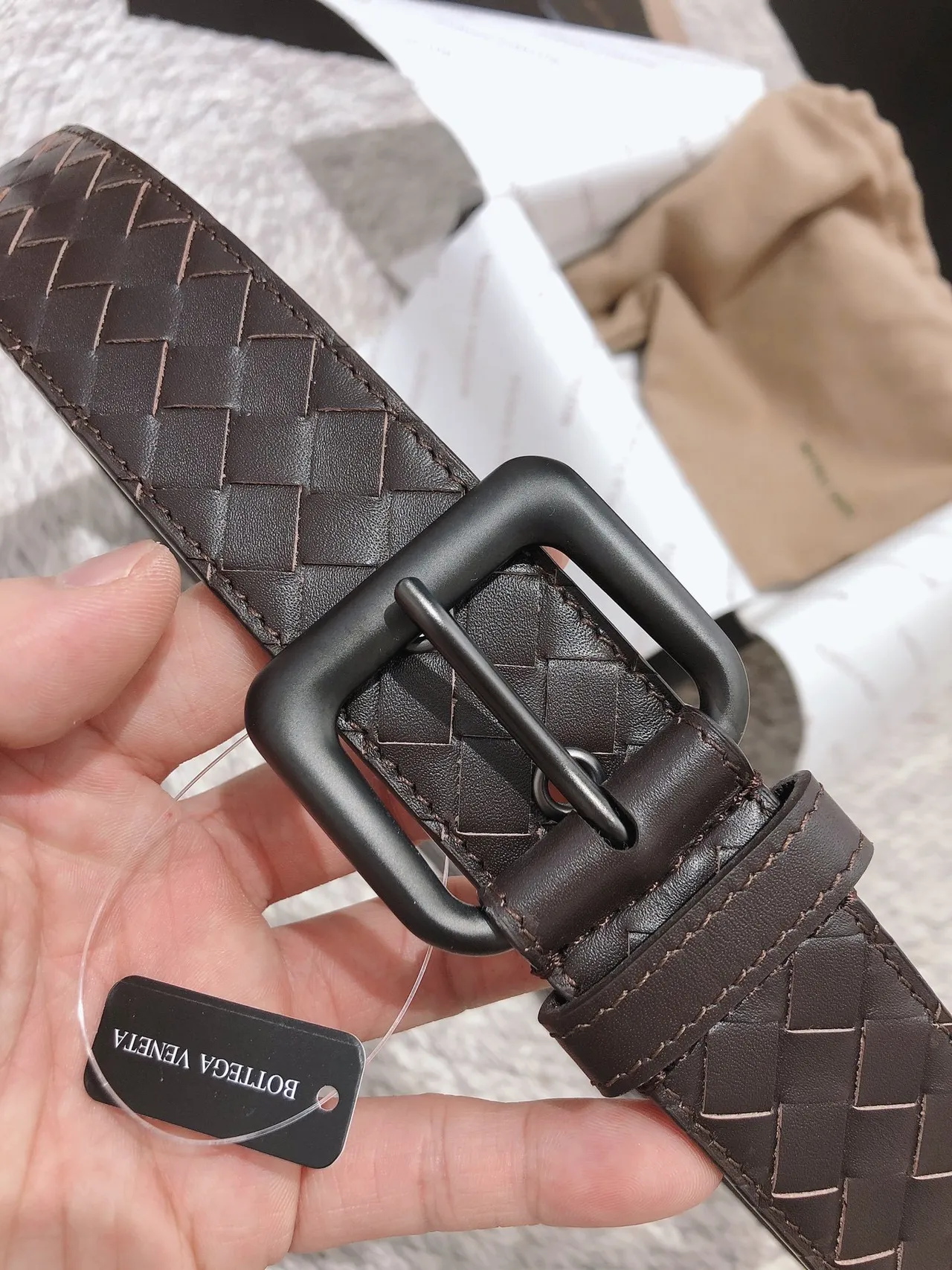 Bottega Veneta Cassette courroie en cuir marron tissée 7