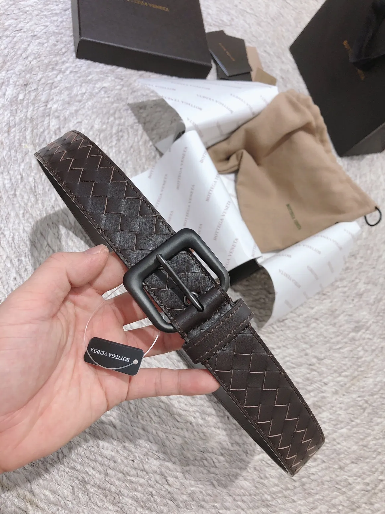 Bottega Veneta Cassette courroie en cuir marron tissée 8