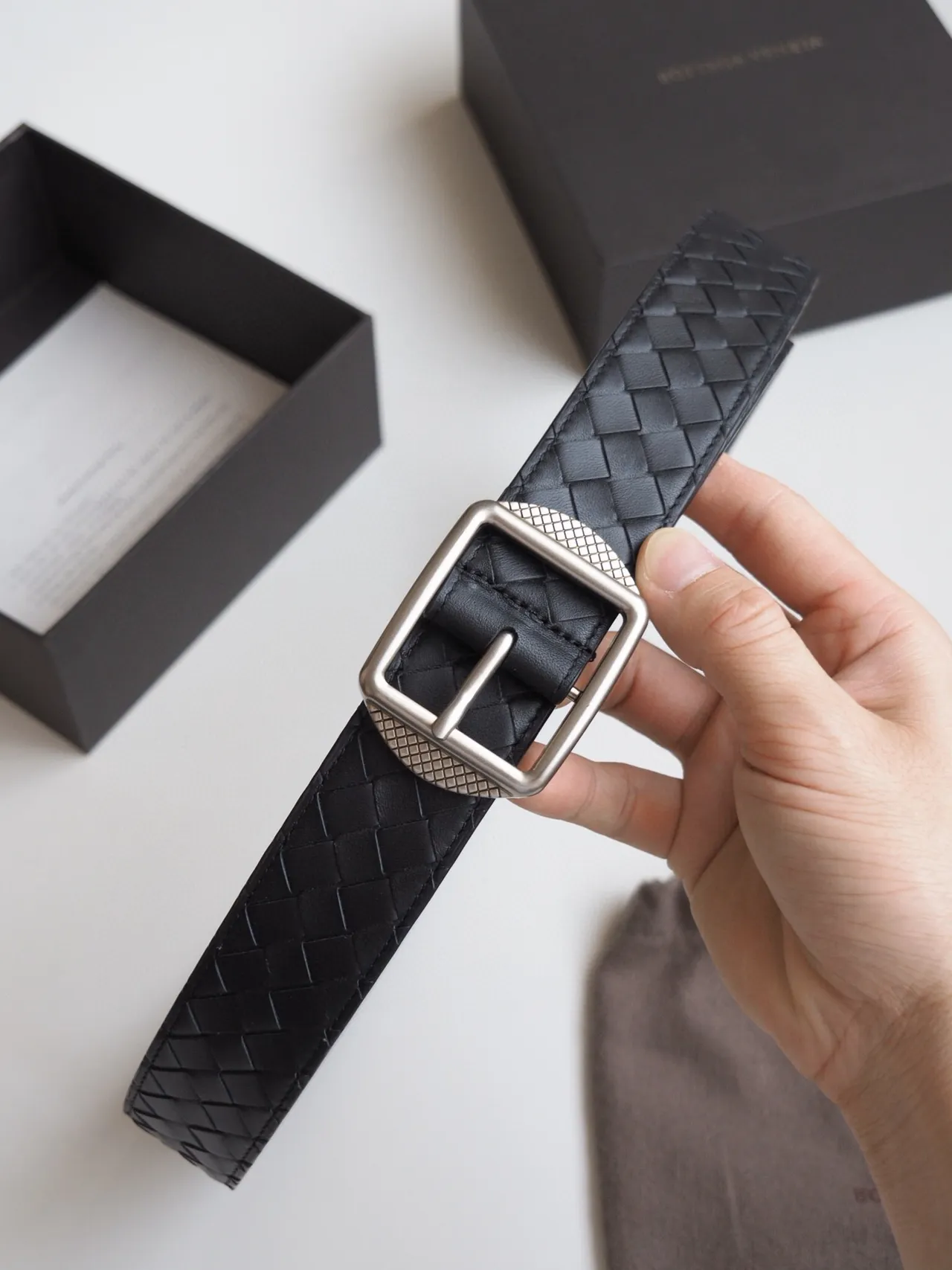 Bottega Veneta Cassette متنسج Intrecciato حزام جلد 5