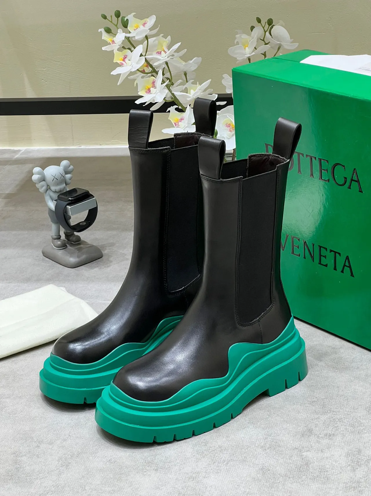 Bottega Veneta Le Cagole 黑色和绿色粗厚踝靴 2