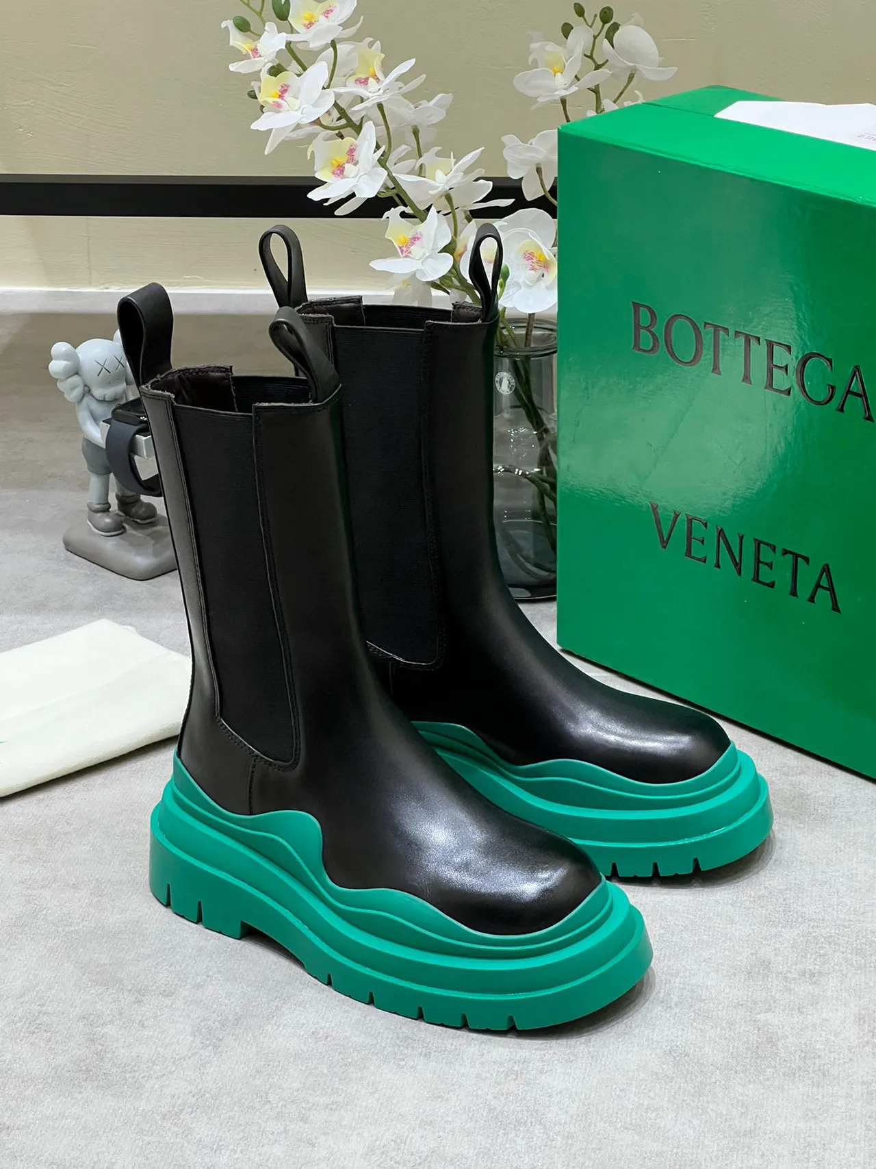 Bottega Veneta Le Cagole 黑色和绿色粗厚踝靴 3