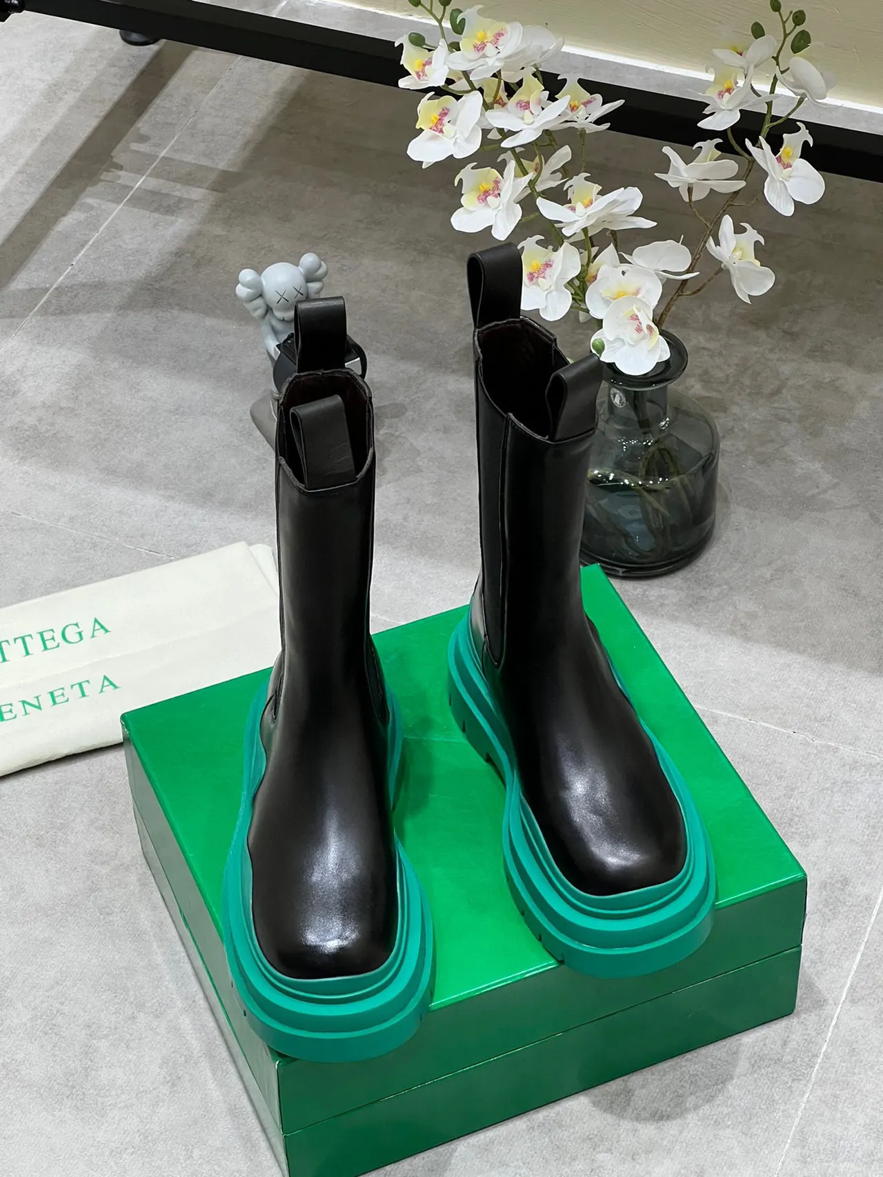Bottega Veneta Le Cagole 黑色和绿色粗厚踝靴 4