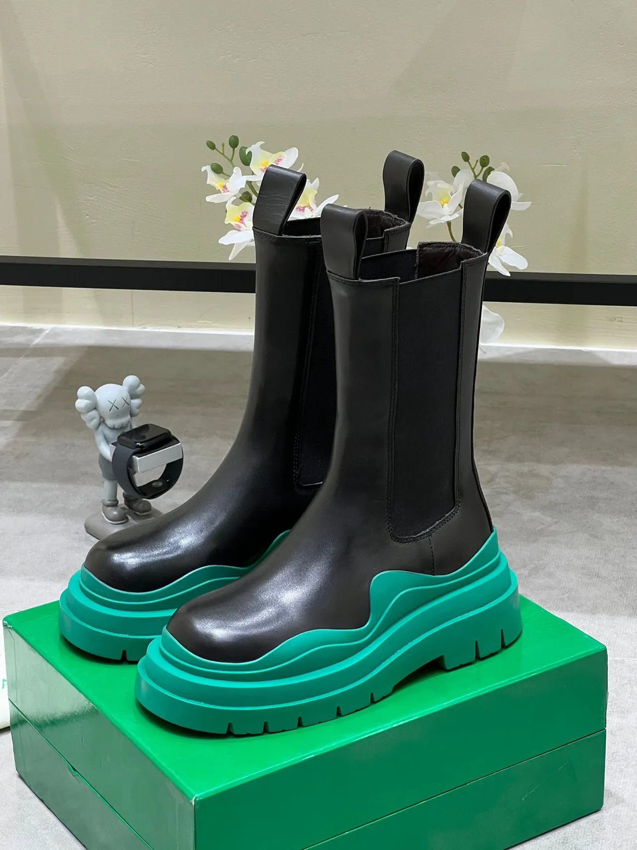 Bottega Veneta Le Cagole 黑色和绿色粗厚踝靴 5