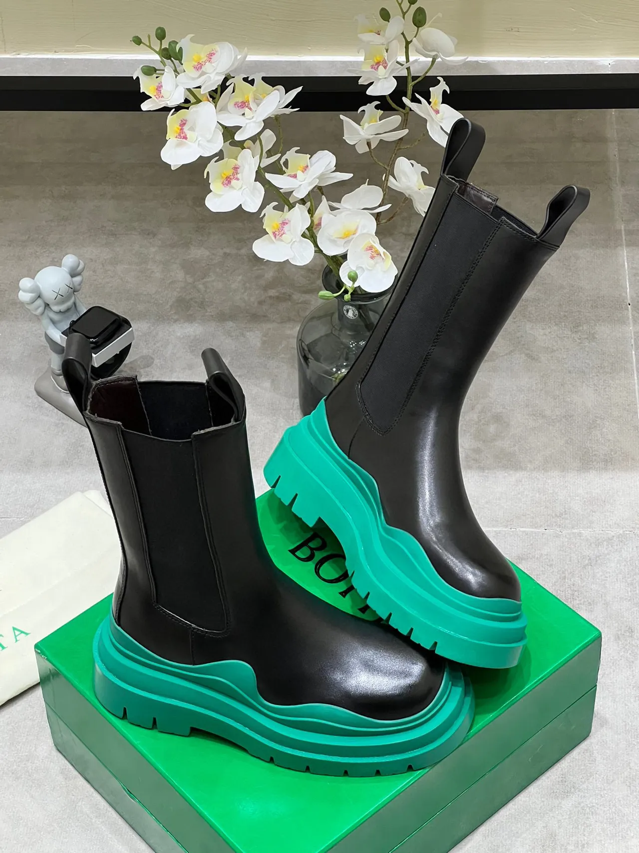Bottega Veneta Le Cagole 黑色和绿色粗厚踝靴 6
