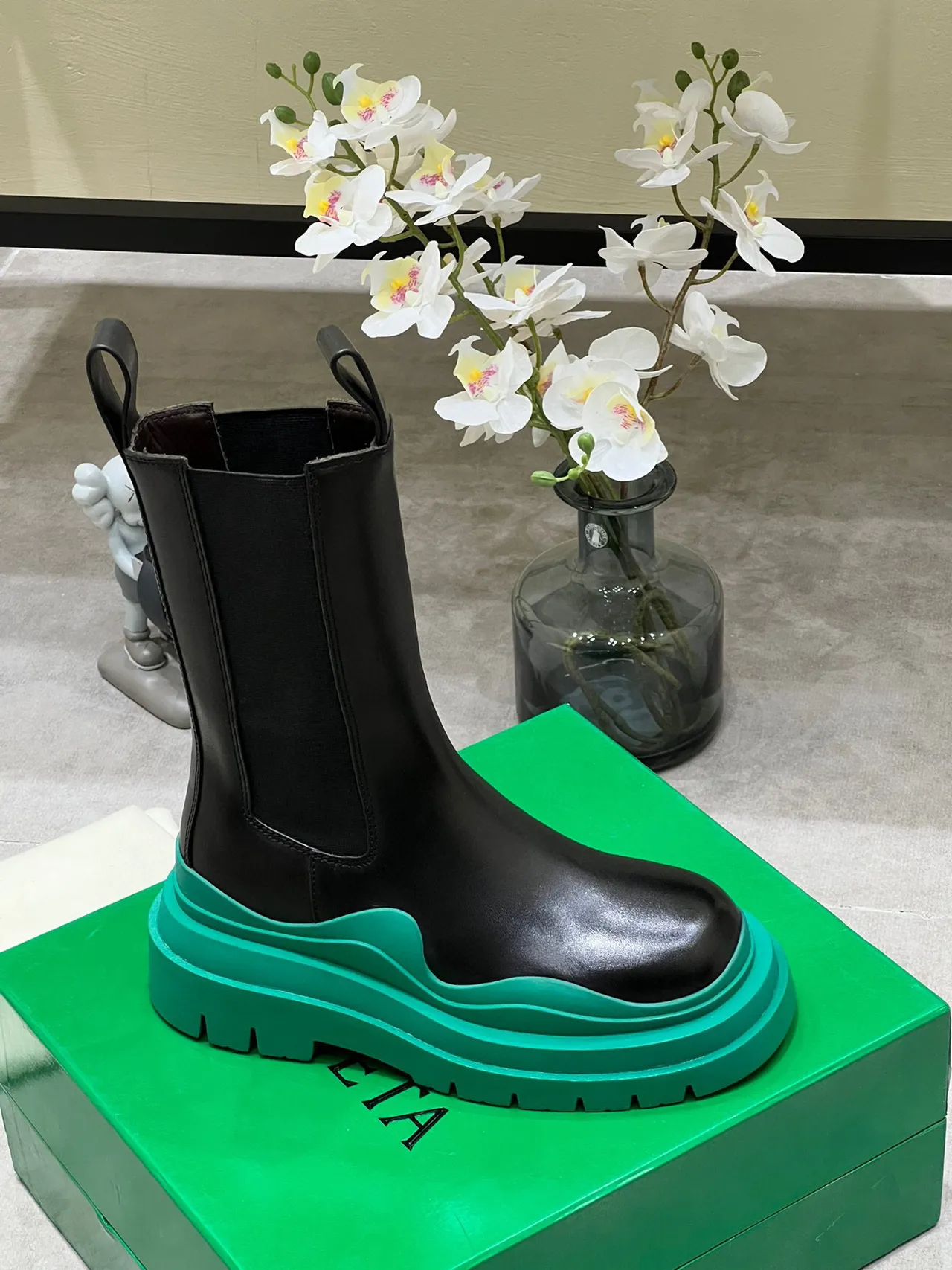 Bottega Veneta Le Cagole 黑色和绿色粗厚踝靴 7