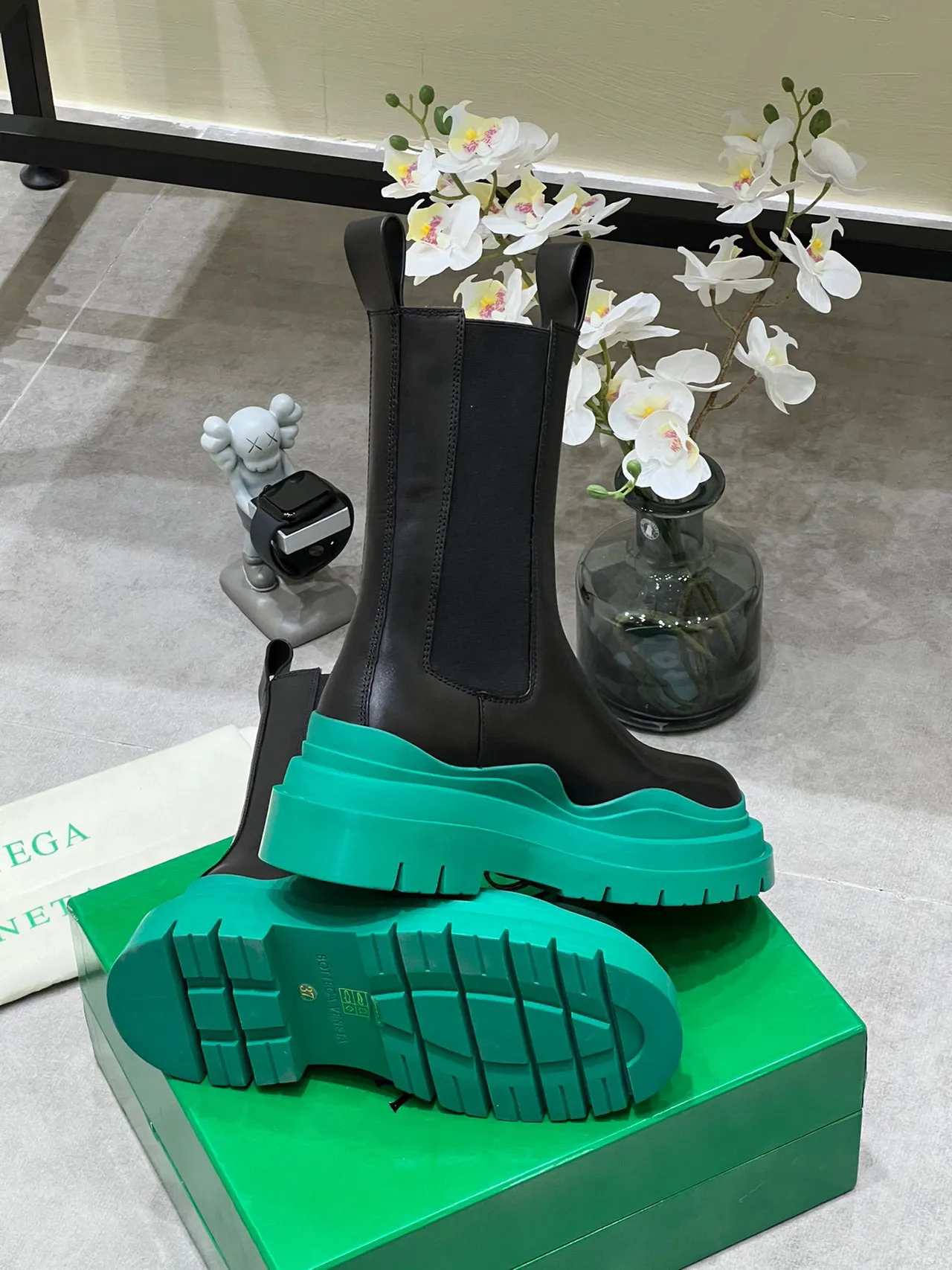 Bottega Veneta Le Cagole 黑色和绿色粗厚踝靴 8