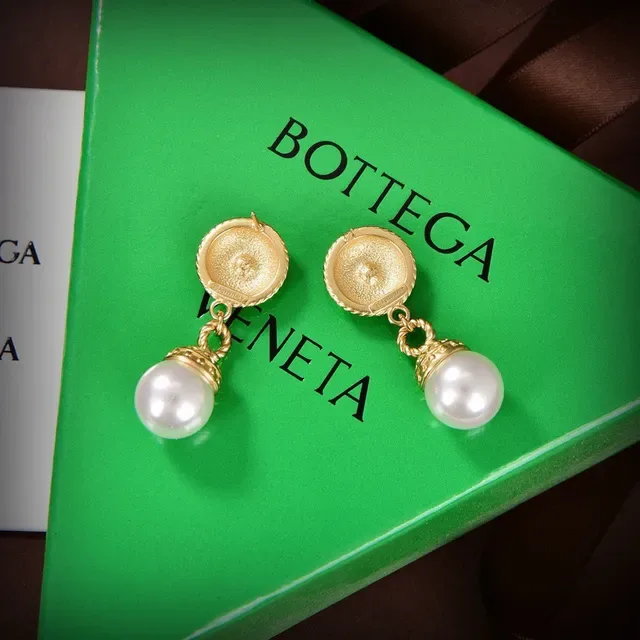 Bottega Veneta Brincos ornamentados com discos de ouro e pérolas pendentes 3