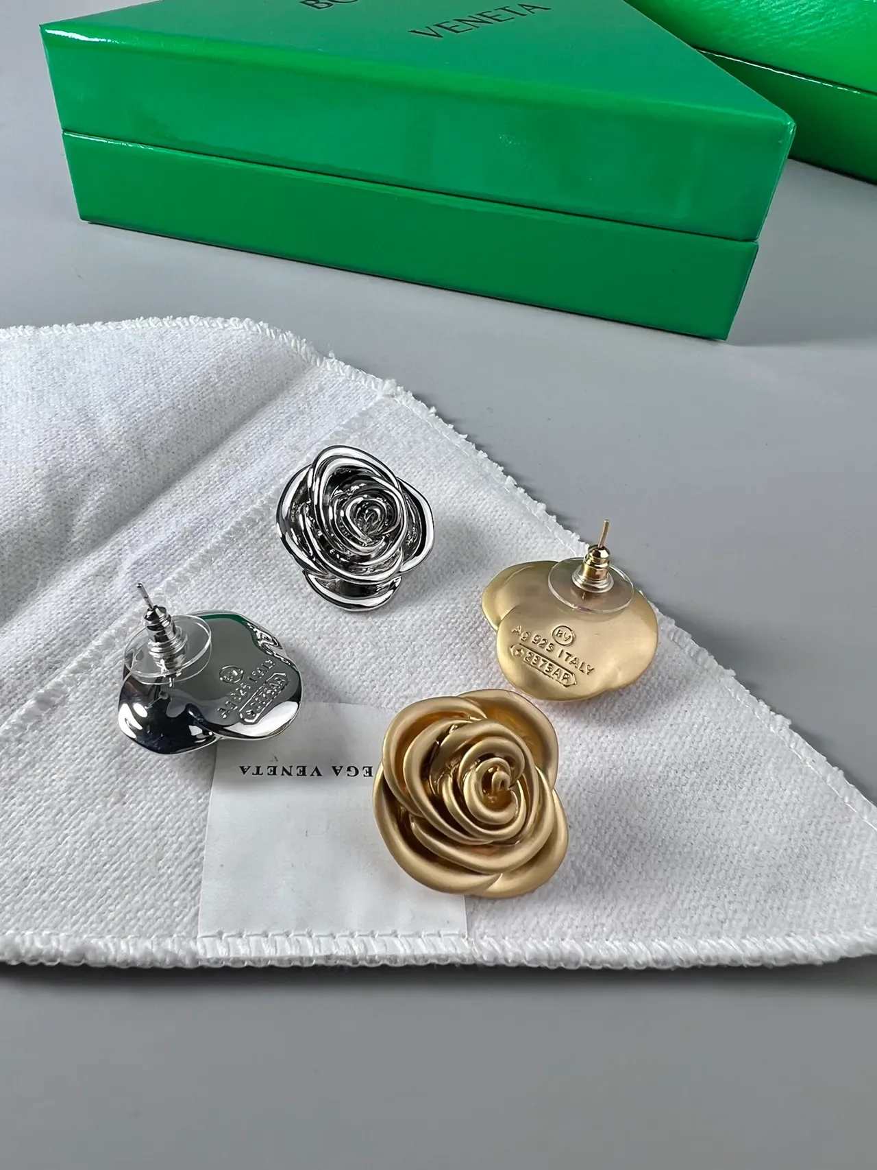 বটেগা ভেনেতা Rose স্কাল্পচারাল রূপালী কানের দুল 2