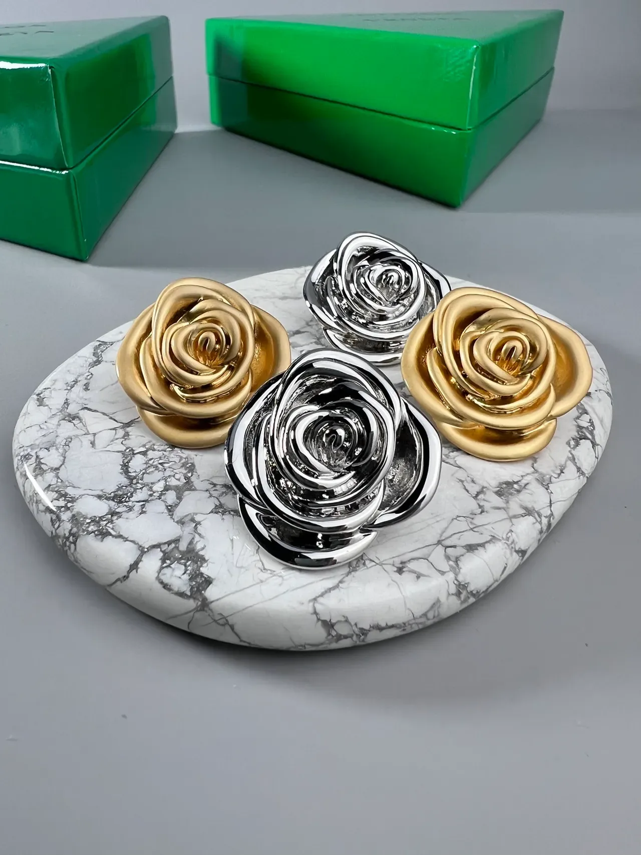 বটেগা ভেনেতা Rose স্কাল্পচারাল রূপালী কানের দুল 3