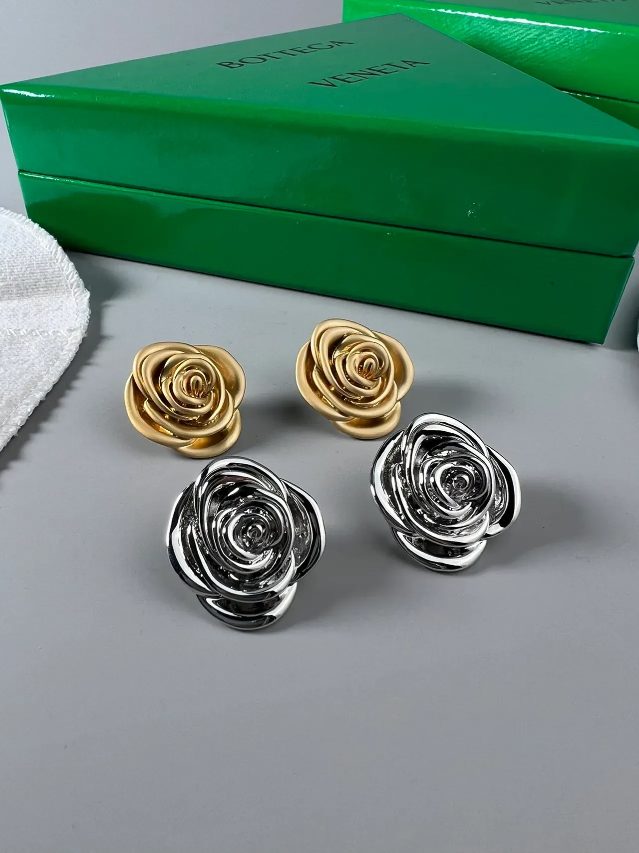 বটেগা ভেনেতা Rose স্কাল্পচারাল রূপালী কানের দুল 4