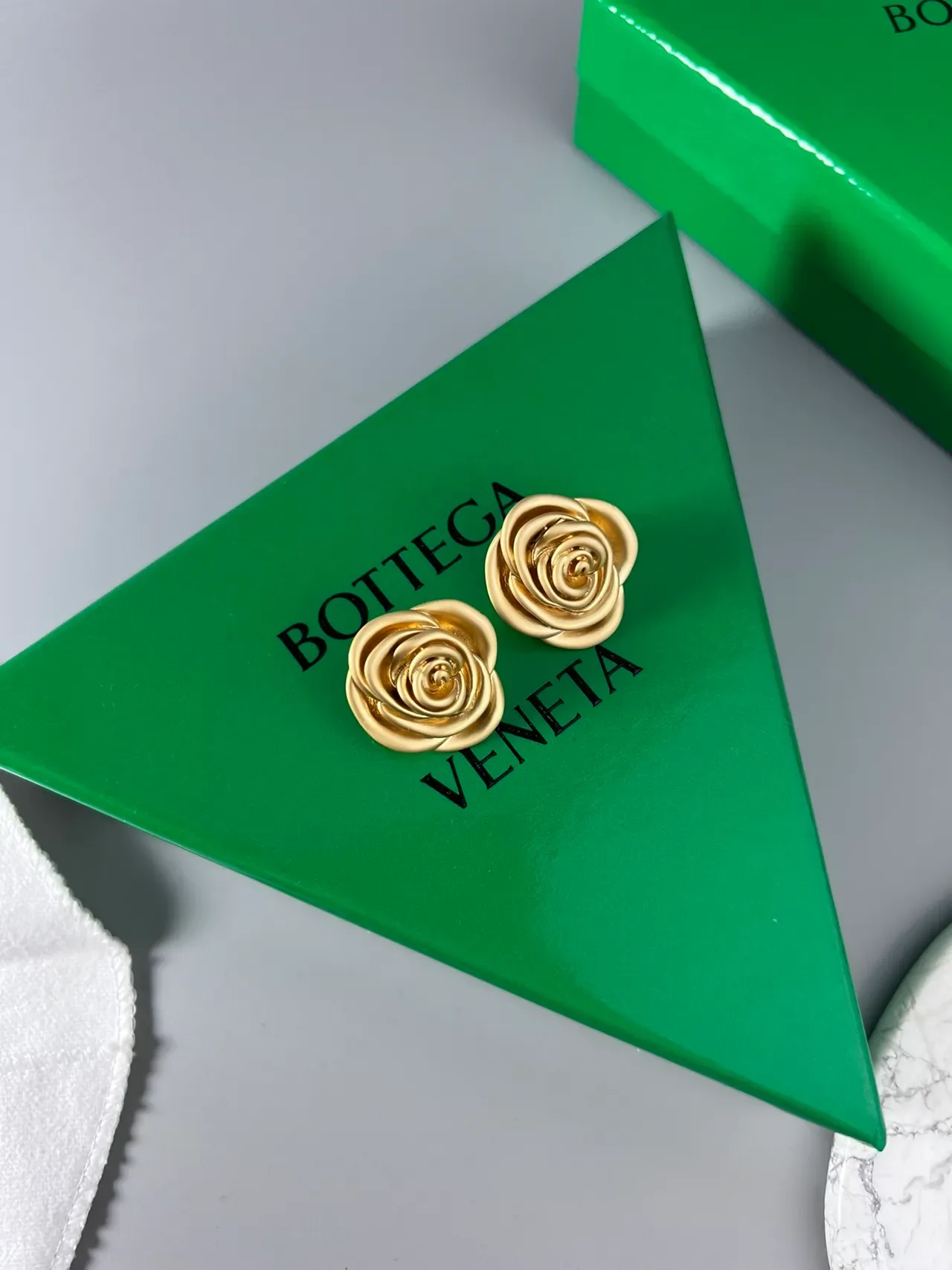 বটেগা ভেনেতা Rose স্কাল্পচারাল রূপালী কানের দুল 5