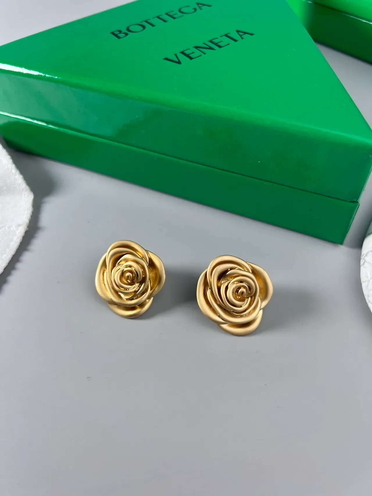 বটেগা ভেনেতা Rose স্কাল্পচারাল রূপালী কানের দুল 6