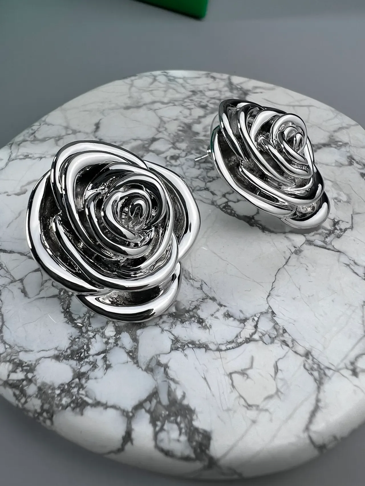 বটেগা ভেনেতা Rose স্কাল্পচারাল রূপালী কানের দুল 9