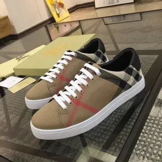 Burberry বেইজ লাল ক্যানভাস উপর Nova Check প্যানেলিং স্নিকার