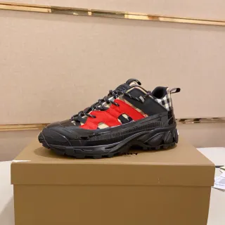 Burberry Chaussures noires à semelle rouge motif damier talon chunky sneakers