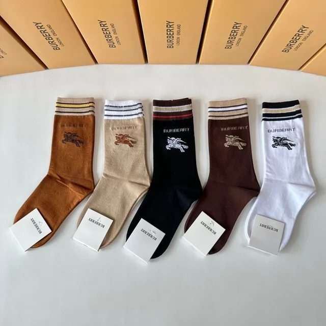 Burberry Chaussettes de cheville marron beige tricotées avec détail de bordure rayée 2