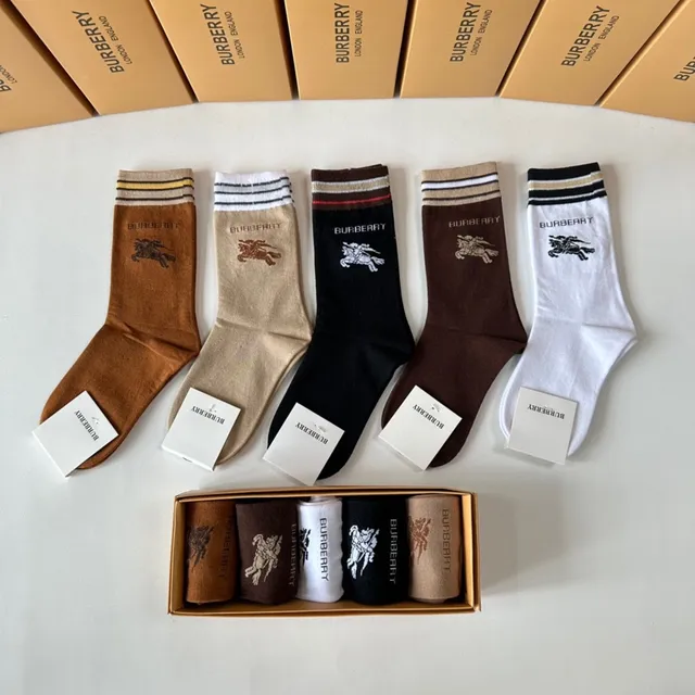 Burberry Chaussettes de cheville marron beige tricotées avec détail de bordure rayée 3