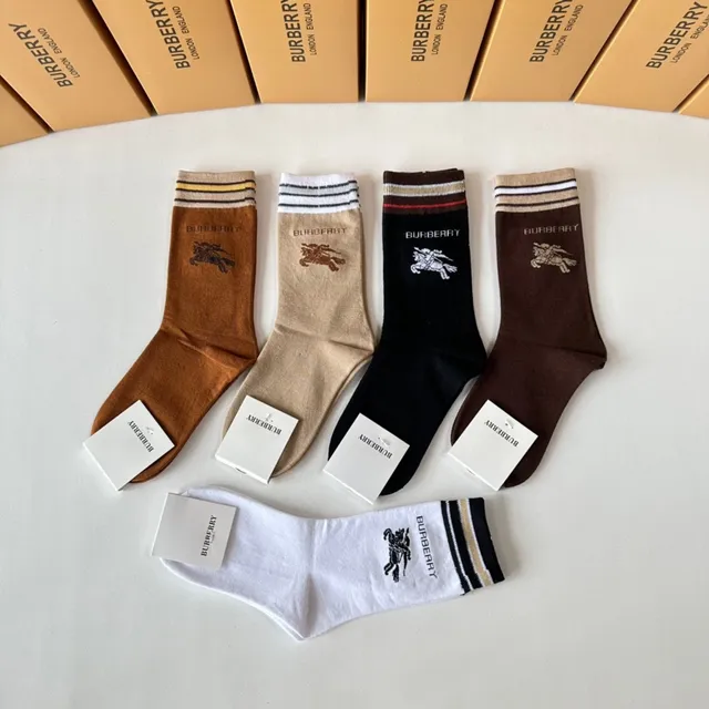 Burberry Chaussettes de cheville marron beige tricotées avec détail de bordure rayée 4