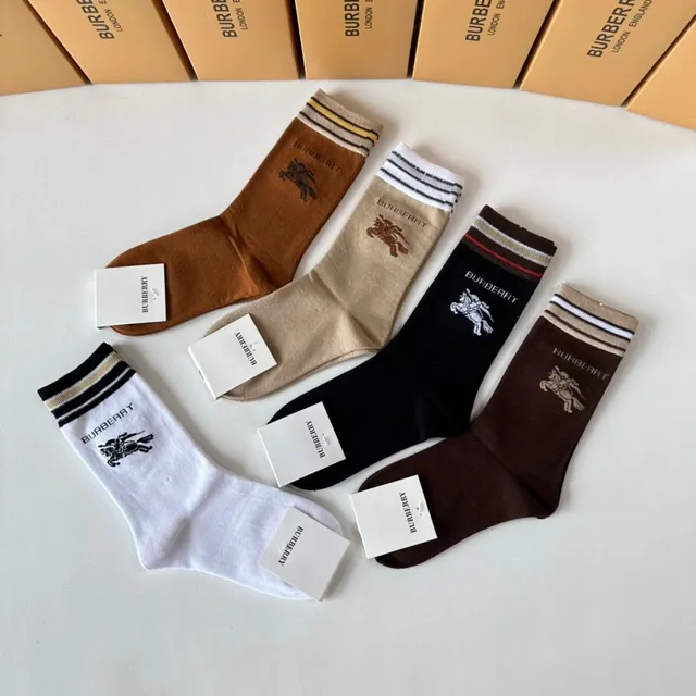 Burberry Chaussettes de cheville marron beige tricotées avec détail de bordure rayée 5