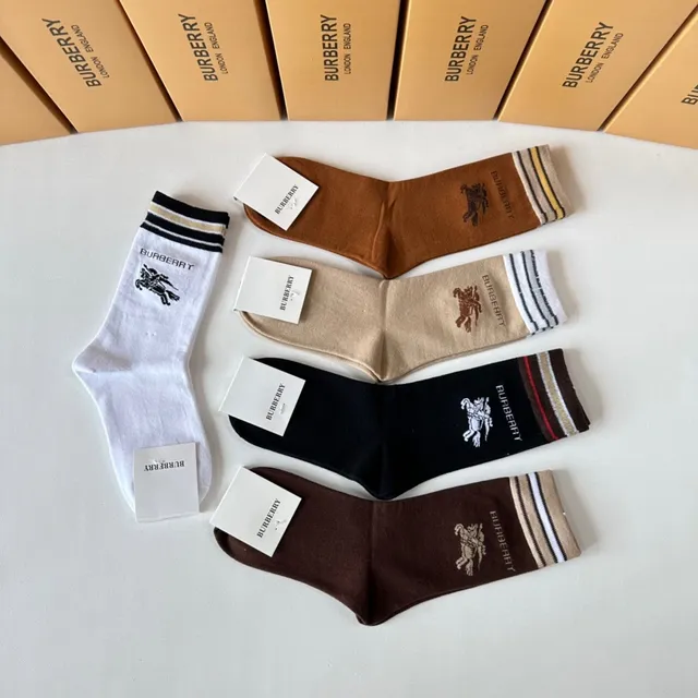 Burberry Chaussettes de cheville marron beige tricotées avec détail de bordure rayée 6