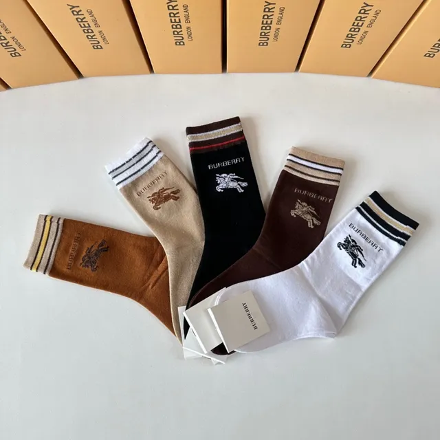 Burberry Chaussettes de cheville marron beige tricotées avec détail de bordure rayée 7