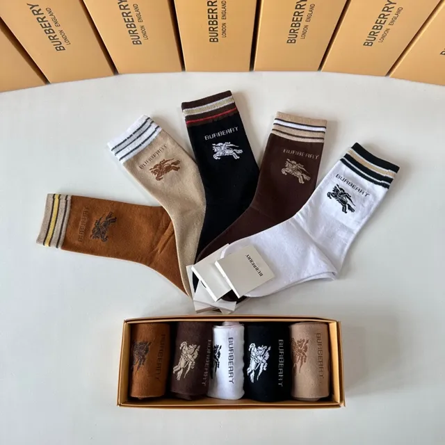Burberry Chaussettes de cheville marron beige tricotées avec détail de bordure rayée 8