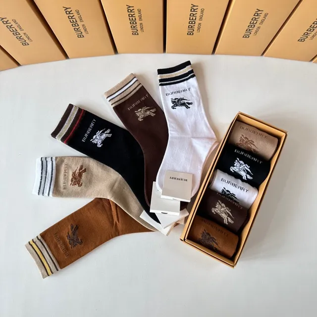 Burberry Chaussettes de cheville marron beige tricotées avec détail de bordure rayée 9