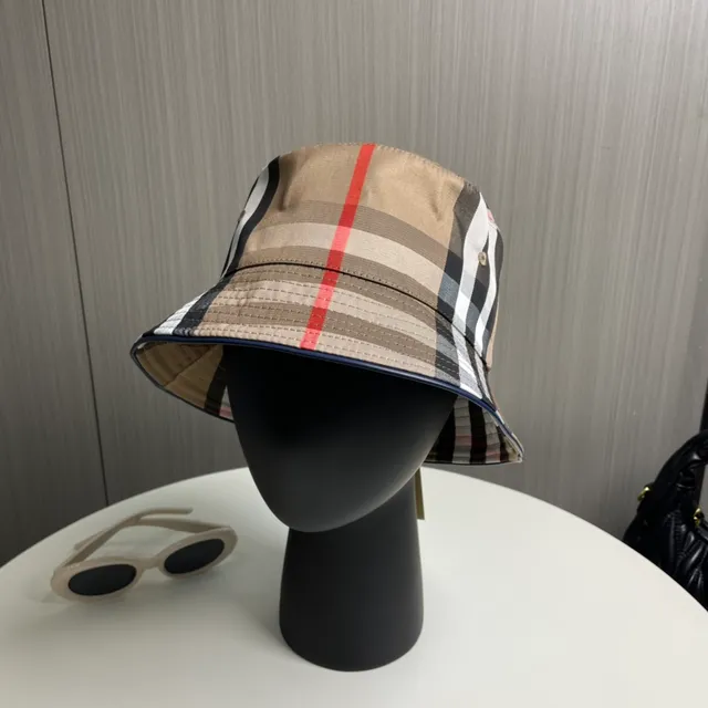 Burberry نمط مربعات بيج قبعة دلو 2