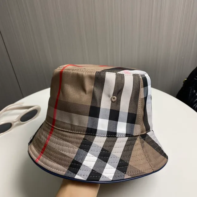 Burberry نمط مربعات بيج قبعة دلو 3