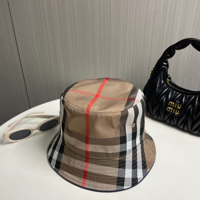 Burberry نمط مربعات بيج قبعة دلو 4