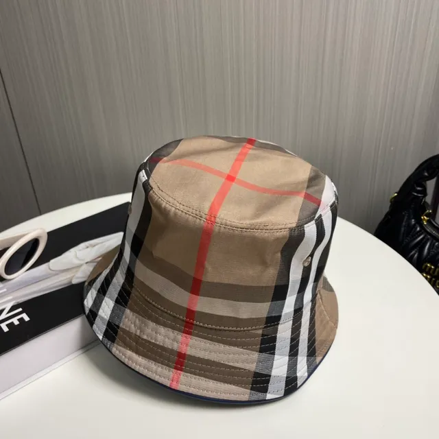 Burberry نمط مربعات بيج قبعة دلو 7
