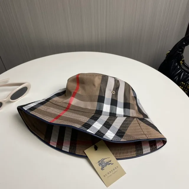 Burberry نمط مربعات بيج قبعة دلو 8