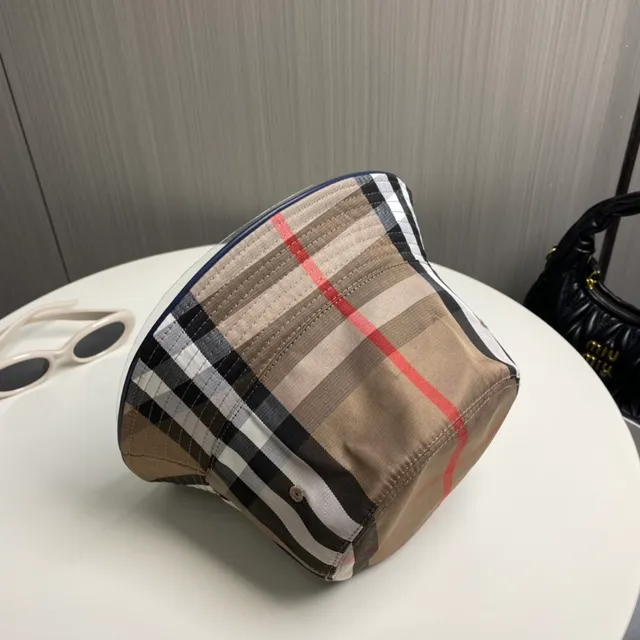 Burberry نمط مربعات بيج قبعة دلو 9